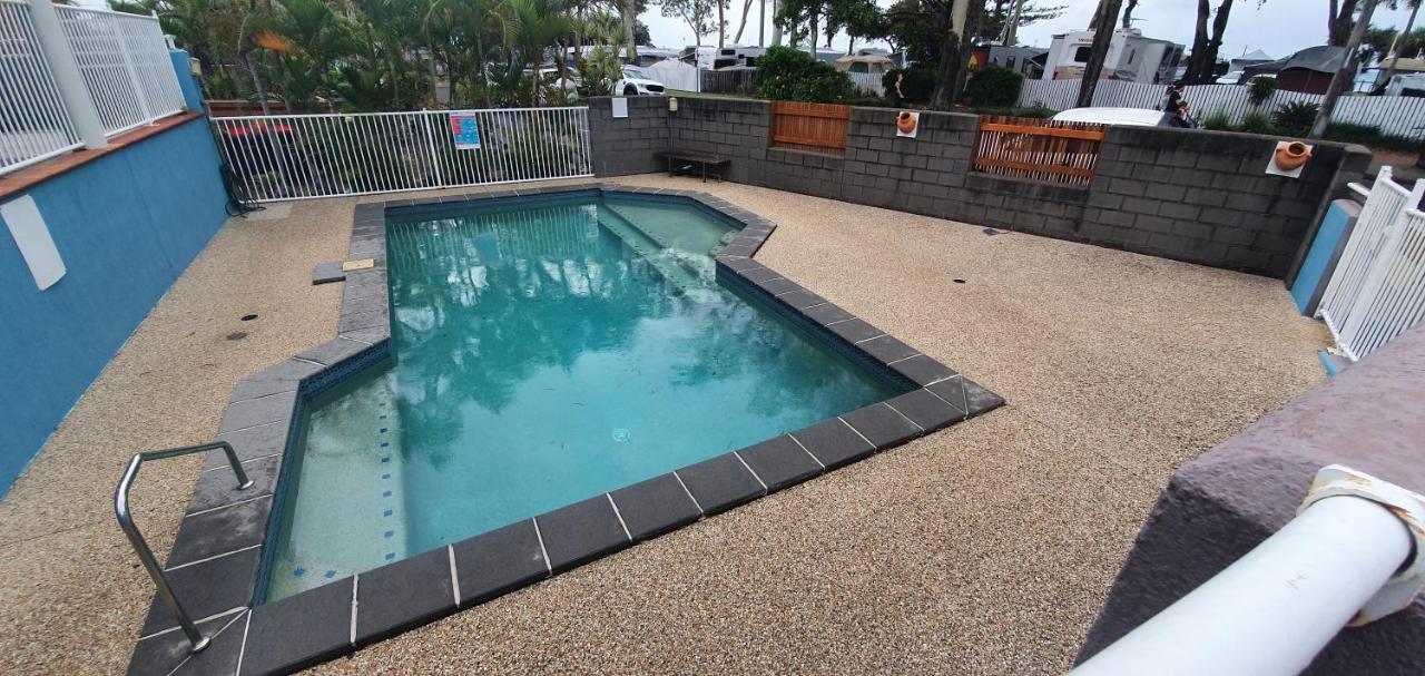 Villa Venezia Apt 3 - Spacious Hervey Bay Beachfront Apartment エクステリア 写真