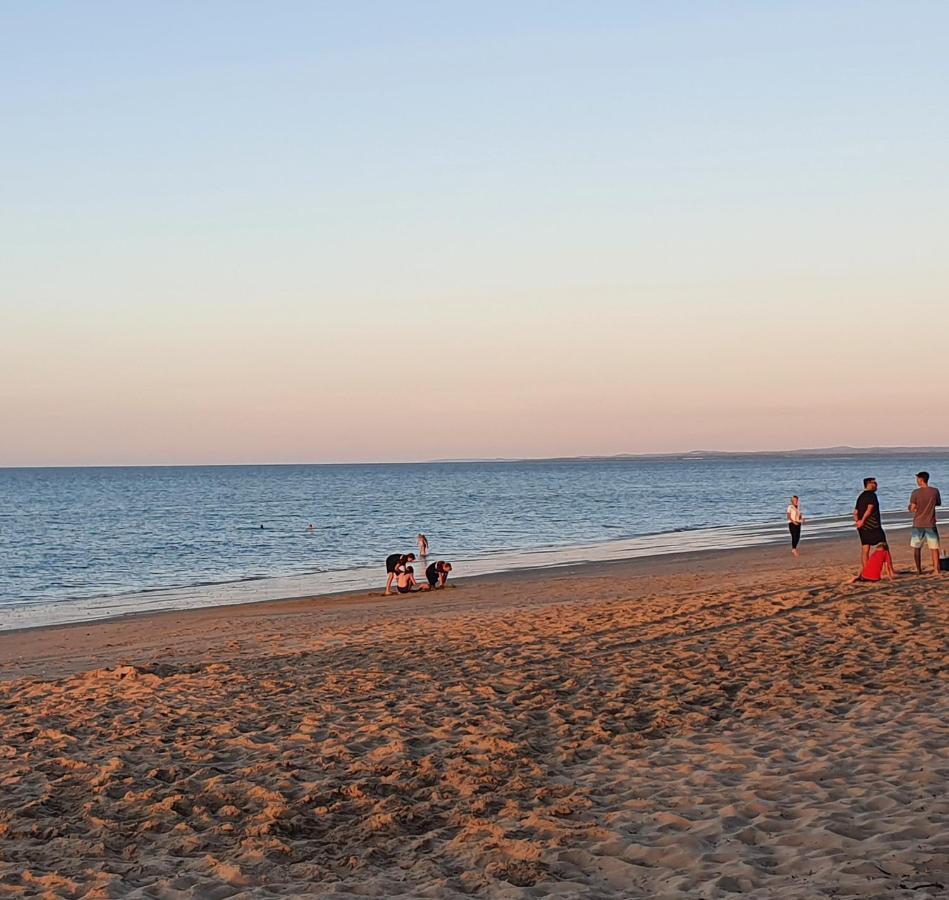 Villa Venezia Apt 3 - Spacious Hervey Bay Beachfront Apartment エクステリア 写真