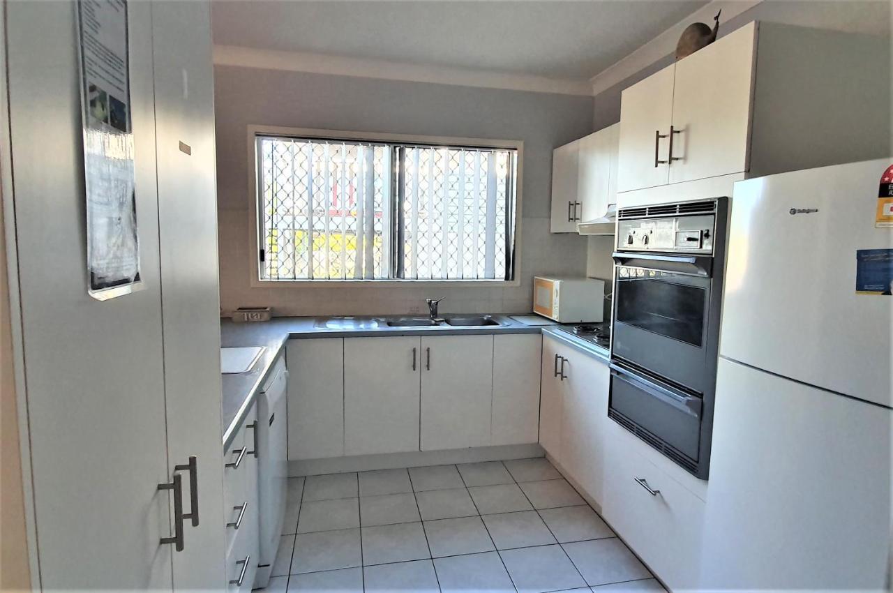 Villa Venezia Apt 3 - Spacious Hervey Bay Beachfront Apartment エクステリア 写真