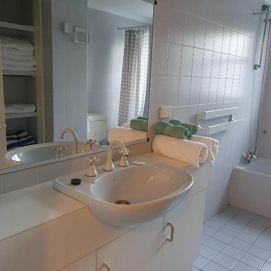 Villa Venezia Apt 3 - Spacious Hervey Bay Beachfront Apartment エクステリア 写真